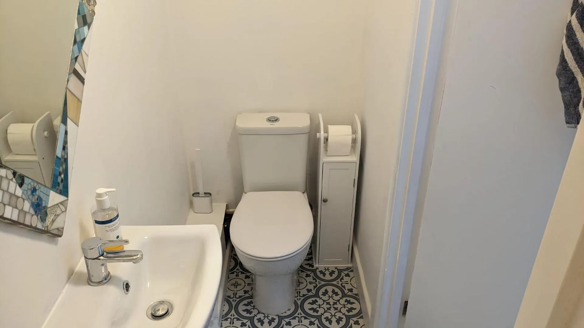 No 25 Comfort And Convenience Ensuite London W7 ホームステイ